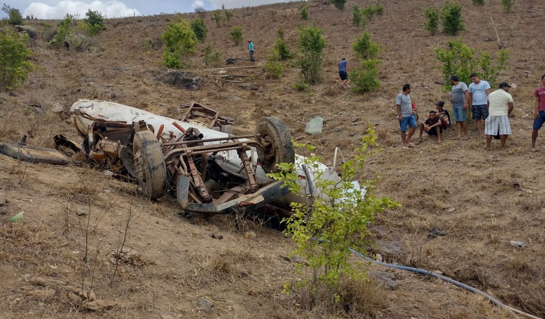 Motorista morre em capotamento de caminhão-pipa após falta de freio em Traipu