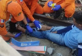 Motociclista tem perna quebrada após ser atropelado por VLT em Maceió