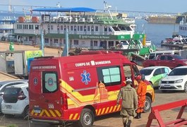 Embarcação pega fogo e passageiros se jogam no Rio Negro, no AM