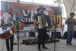 Retorno do “Cultura na Praça” reúne multidão em Arapiraca com show de Sirano & Sirino e artistas locais