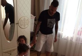 Dentinho faz a maior farra em casa com as gêmeas Sophia e Rafaella