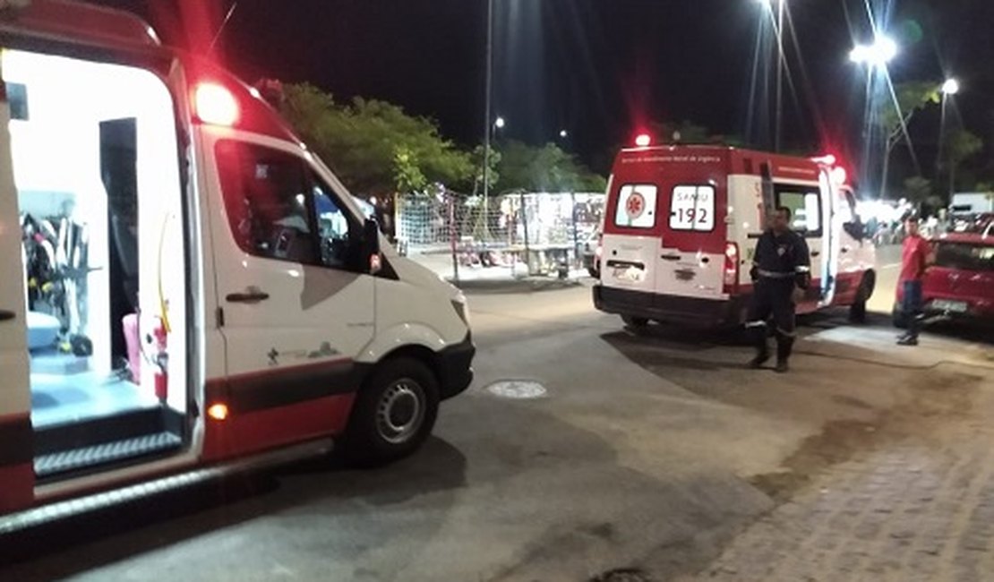 Esposa fura pneus de carro e esfaqueia marido ao vê-lo com mulher em bar, em Arapiraca