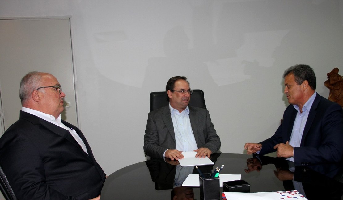 Luciano recebe projeto de iluminação da AL-110 em Arapiraca