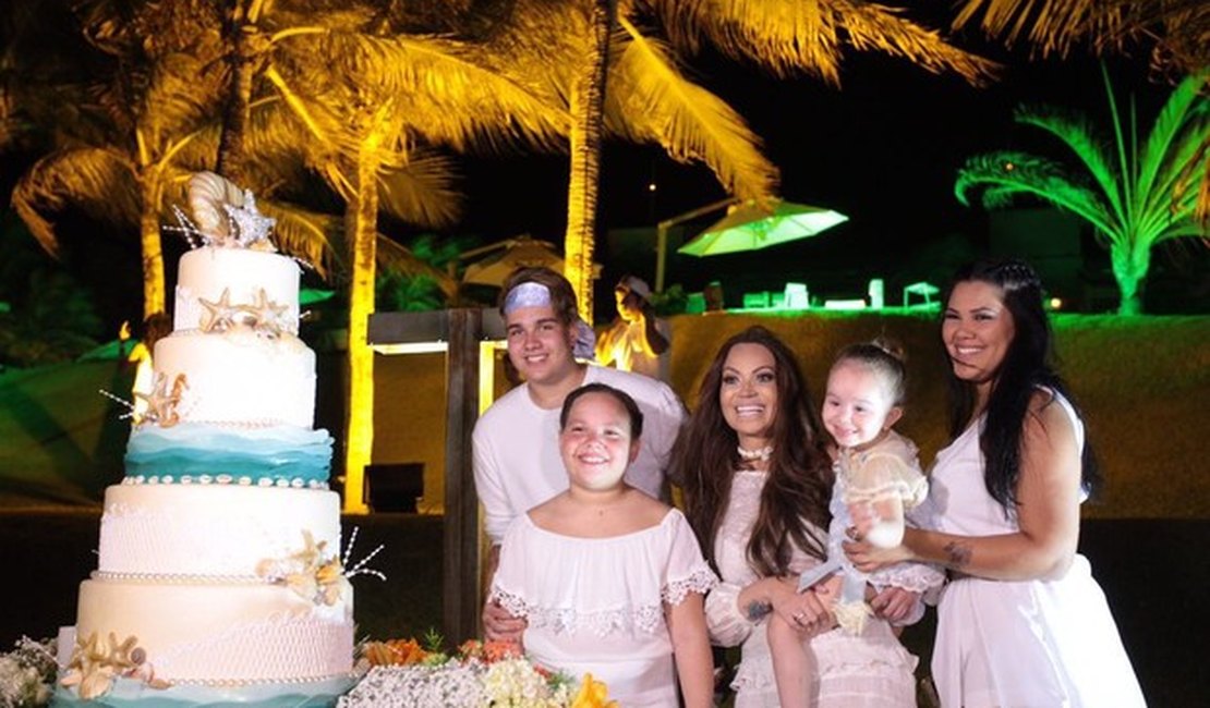Solange Almeida celebra 42 anos em festa para 200 convidados
