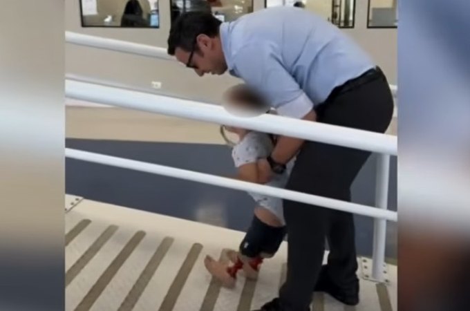 Após pai desviar doações, bebê amputado ganha prótese e dá primeiros passos