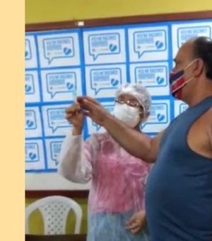 Vídeo. Homem aplica sozinho a vacina após pegar seringa da mão de enfermeira