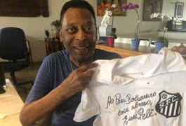 Pelé faz dedicatória em camisa do Santos para Bolsonaro