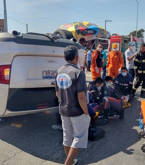 Vídeo: Após ser 'fechado', carro com três ocupantes bate em mureta e capota em Arapiraca