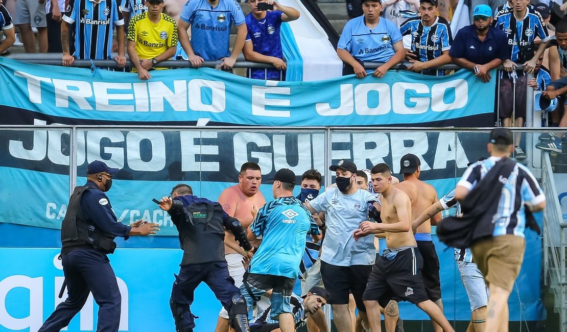Torcida do Grêmio invade o gramado da Arena e destrói equipamentos do VAR