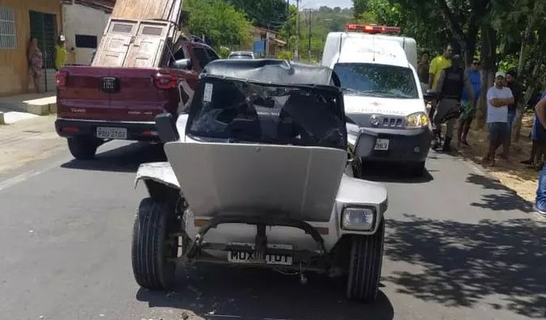 Colisão envolvendo Buggy e Fiat Doblò deixa duas pessoas feridas em Porto de Pedras