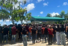 Comoção, aplausos e homenagens marcam despedida de supervisor do CRB assassinado em Maceió