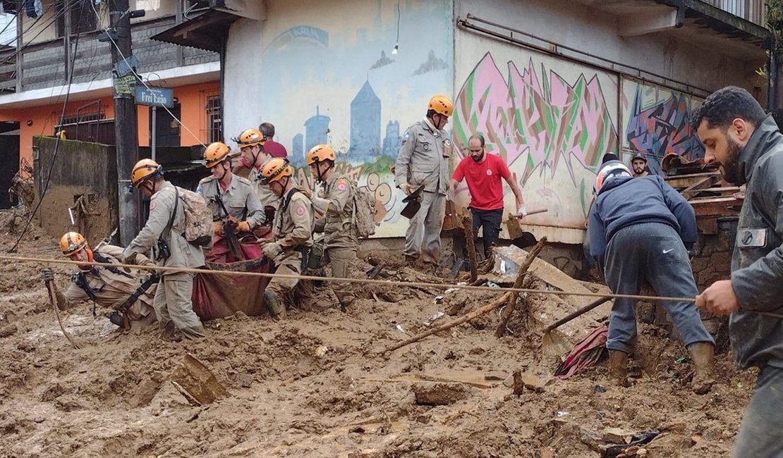 Vídeo. Temporal deixa pelo menos 35 mortos em Petrópolis, interior do Rio de Janeiro