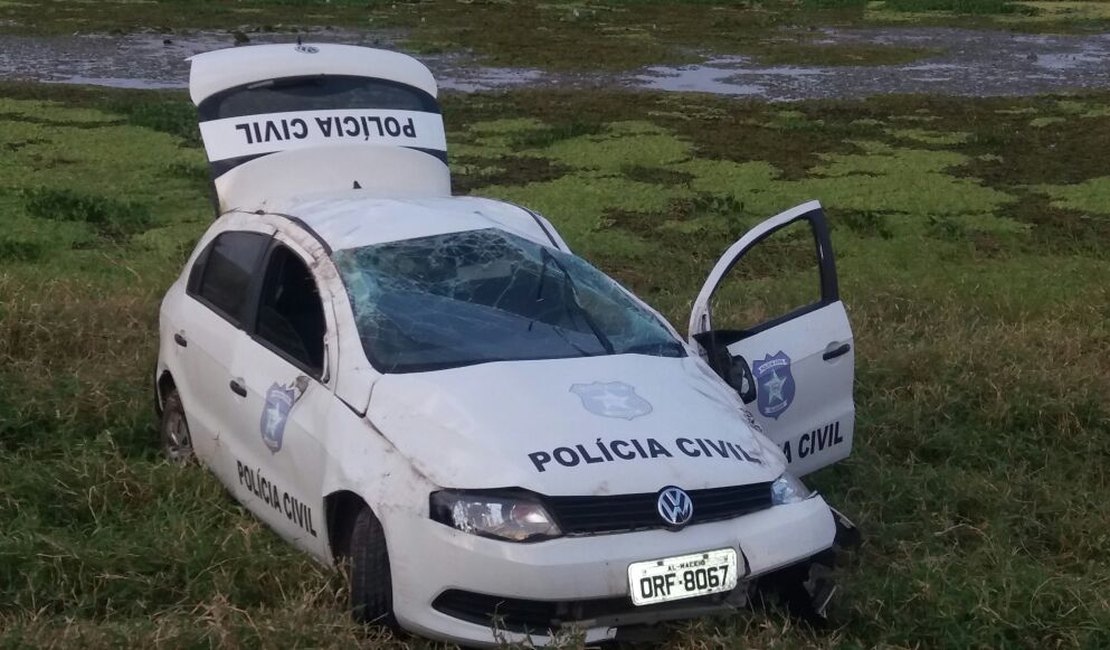 Motorista perde controle e viatura da Polícia Civil capota em Igreja Nova