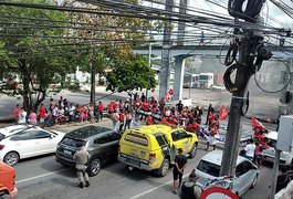 Grupo de mulheres faz protesto para cobrar medidos de combate à violência contra a mulher