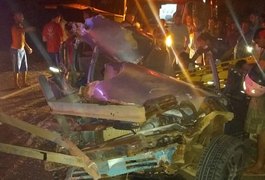 Veículo bate em traseira de caminhão e duas pessoas ficam feridas em trecho da AL-110