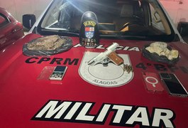 Militares prendem suspeito, apreendem arma e mais de 4 kg de drogas, em Maceió