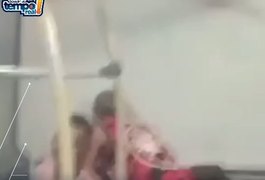 Vídeo. Torcedores ficam feridos após ataque a ônibus de torcida no interior alagoano