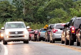 Suspensa em rodovias de PE, 'Lei do Farol' continua ativa em Alagoas