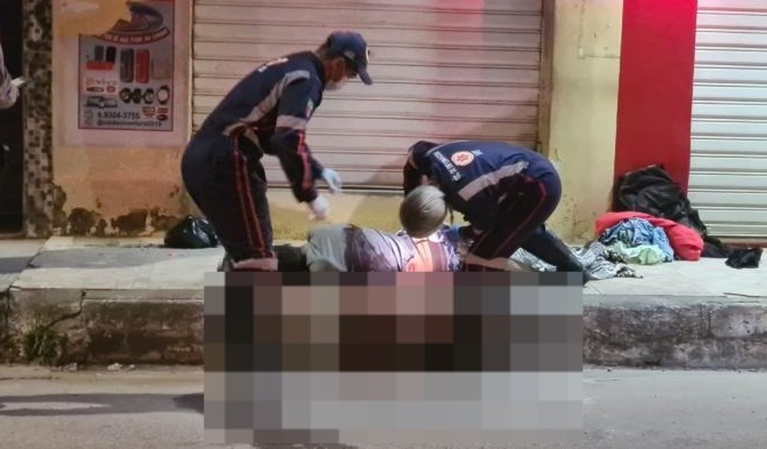 Jovem é assassinado a tiros em calçada de loja, em São Miguel dos Campos