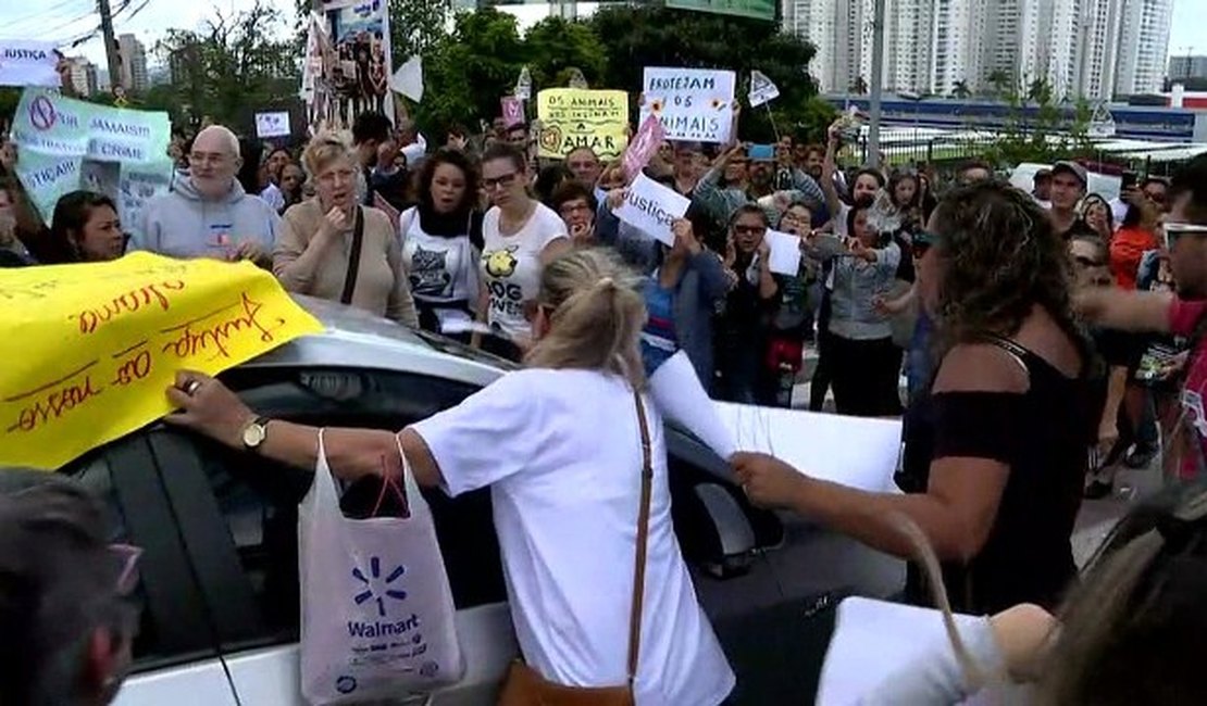 Ativistas fazem protesto em frente ao Carrefour por morte de cão