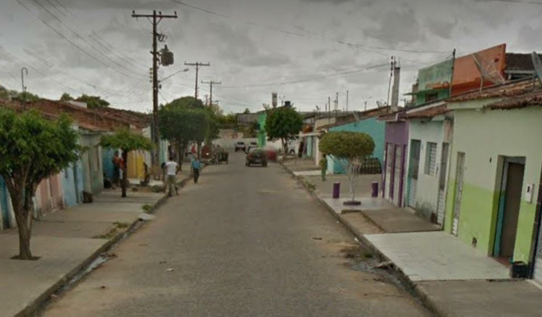 Embriagado e agressivo, homem bate na companheira no meio da rua em Arapiraca