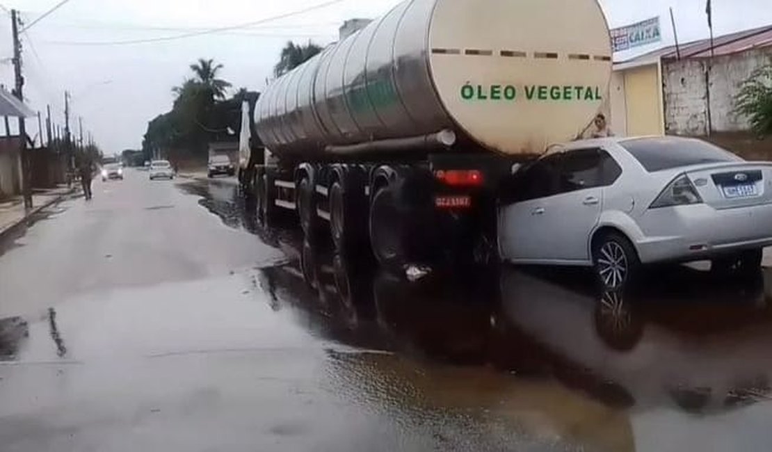 Homem agride companheira e morre ao bater carro em caminhão-tanque, em Rio Largo