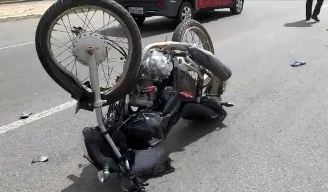 Vídeo. Motociclista perde o controle da direção e bate em carro na AL 220, em Arapiraca