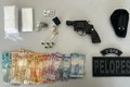 Mulher é presa com drogas e PM encontra revólver em fundo falso na cerâmica do banheiro, em Arapiraca