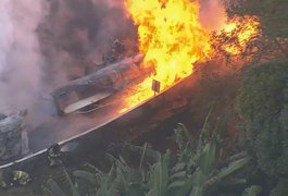 Motorista morre após caminhão tombar e pegar fogo na Serra de Petrópolis
