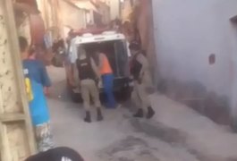 Gêmeos morrem esmagados por queda de fogão; bebês estavam sozinhos em casa