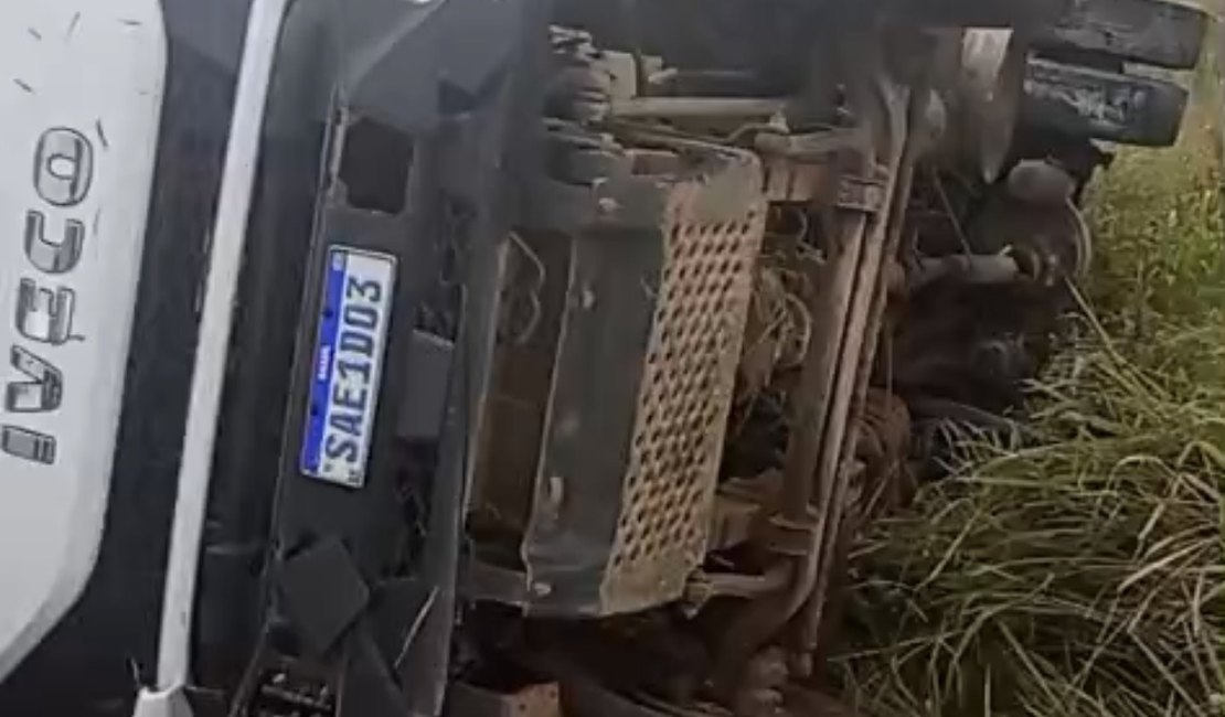 Caminhão perde o controle e sai da pista na AL-115, em Arapiraca
