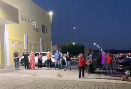 Vídeo. Grupo religioso faz oração na frente de hospital com 100% de ocupação, no Sertão