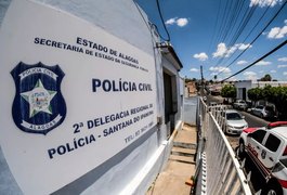 Motociclista faz zigue-zague na pista, acelera para fugir da polícia e bate em viatura no Sertão de Alagoas