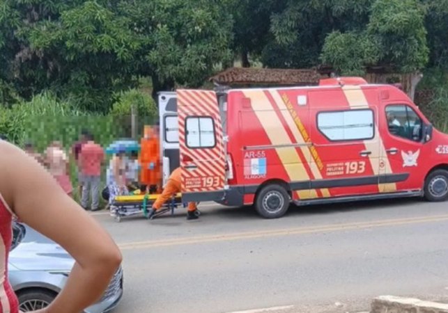 Batida envolvendo moto e carro deixa jovem gravemente ferido na Baixa da Onça, em Arapiraca