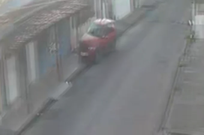 VÍDEO: Confira o momento em que carro invade calçada e derruba puxadinho de imóvel em Arapiraca