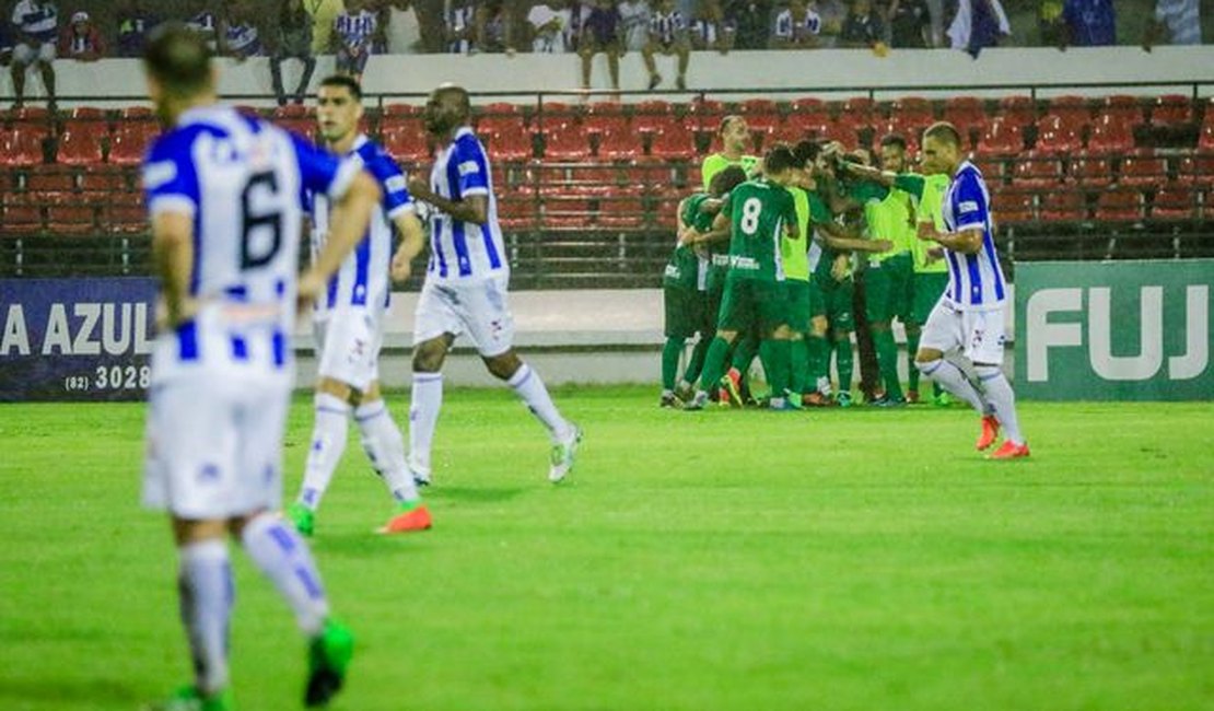 CSA sofre virada e perde para o Guarani no Rei Pelé, mas segue no G4