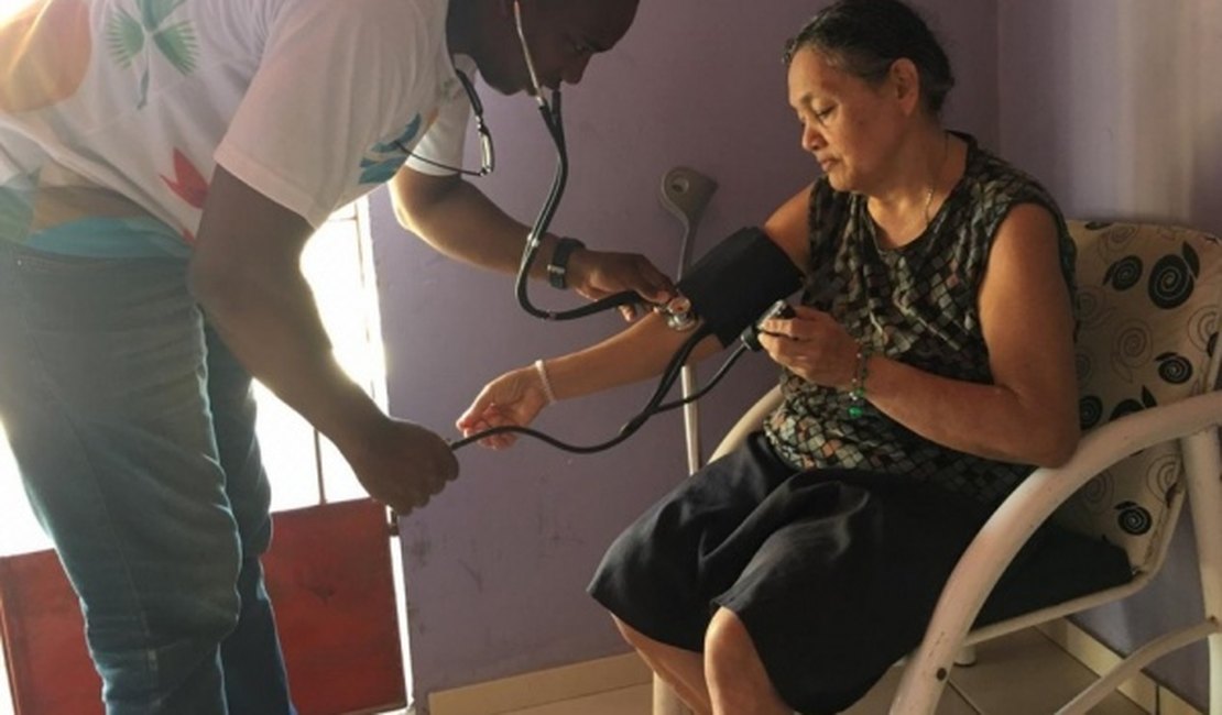 Cubano desempregado tenta vaga de gari, mas é recusado por ser médico