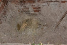 Mãe encontra corpo de filha de 14 anos, desaparecida há um mês, dentro de fossa em Penedo