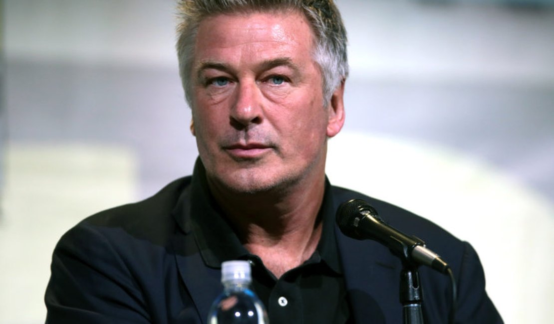 Ator Alec Baldwin atira e mata diretora de fotografia durante gravações de filme