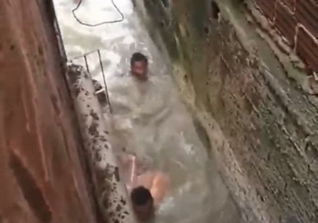Pessoas nadam entre construções para sobreviver em Recife; 33 já morreram após fortes chuvas em PE