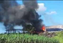 Motoristas ficam feridos em batida frontal entre carretas em São Miguel dos Campos; veículos pegaram fogo no acidente