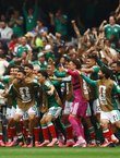 México abre Copa vencendo África do Sul em duelo com três expulsões