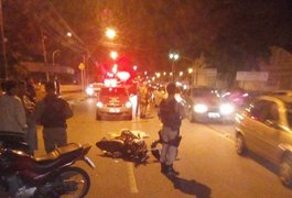 Motociclista se desequilibra e é atropelado por caminhão em Maceió