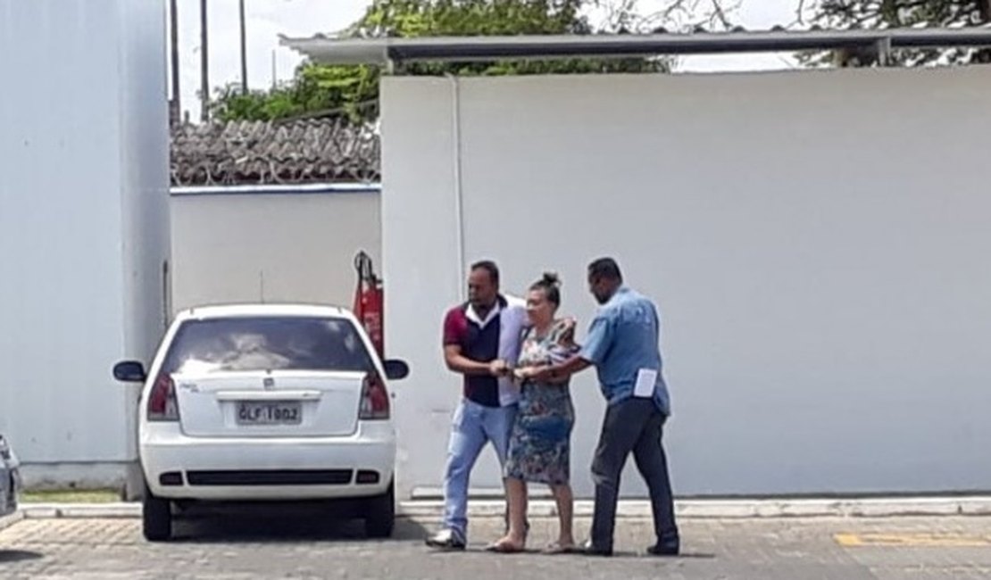 Mãe de criança achada em apartamento ainda não sabe que filho está morto, diz delegado