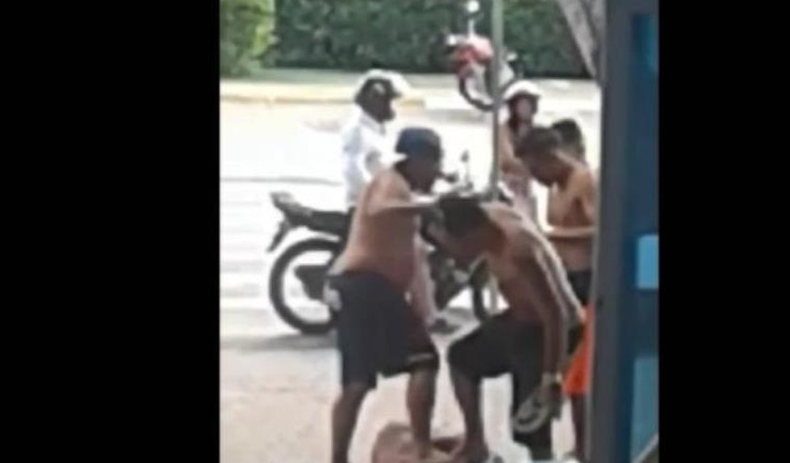 Vídeo. Funcionário de operadora de telemarketing filma agressão em frente à empresa