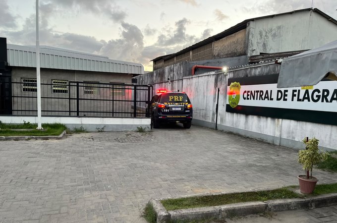 PRF prende homem com mandado de prisão em aberto, durante fiscalização educativa em Rio Largo