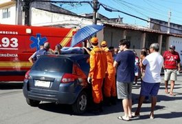 Mulher é arremessada para teto de carro após colisão com moto em Maceió