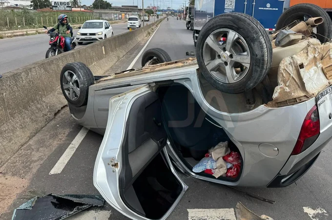 Capotamento é registrado na AL-110, em Arapiraca, e deixa três feridos
