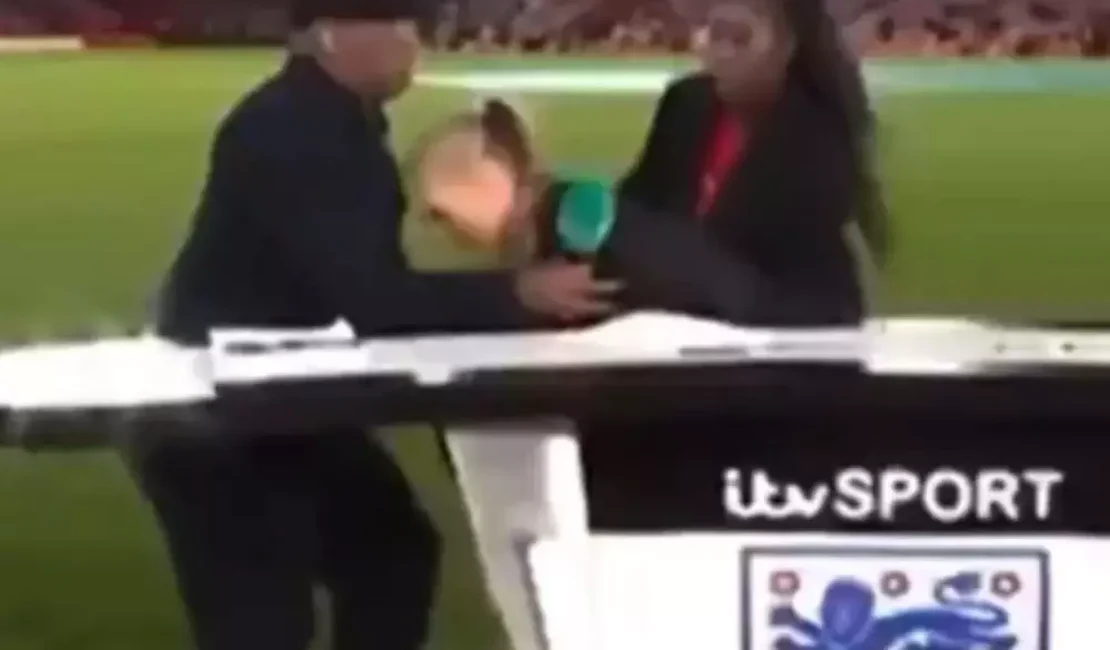 Jornalista desmaia durante transmissão ao vivo e é salva por ex-jogador