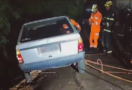 Motorista fica uma hora com pé no freio para carro não despencar em ribanceira
